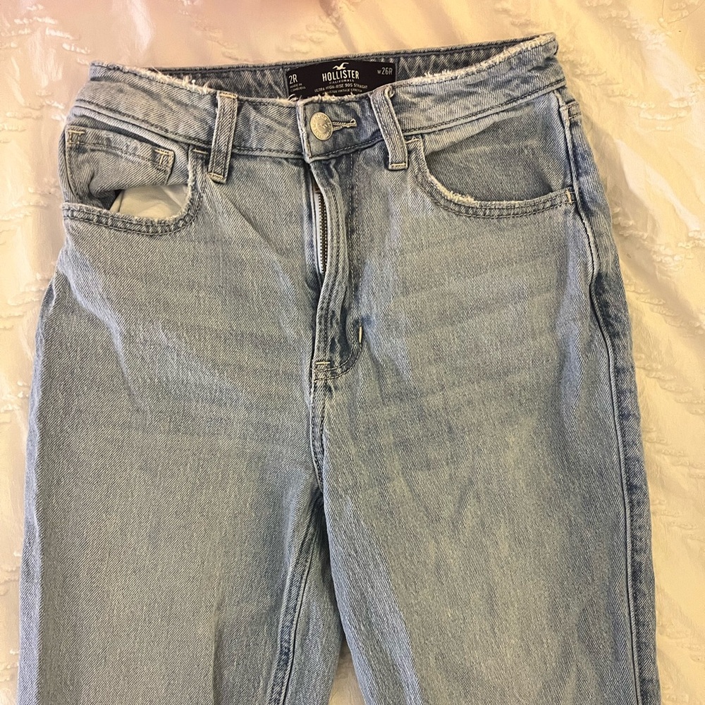 Hollister Ultra High-Rise 90s Straight Jeans